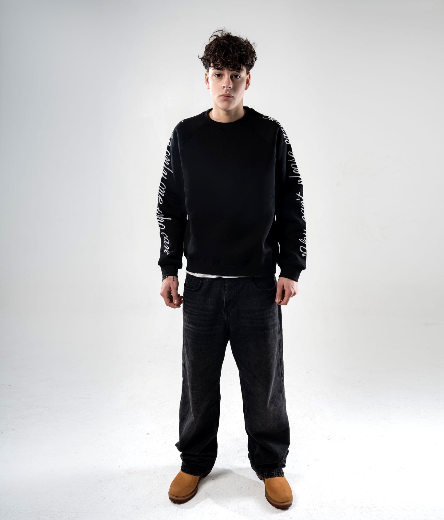 CREW-NECK EMBROIDERY BLACK